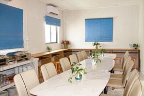 Phục vụ bữa sáng, bữa trưa và bữa tối 