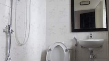 Douche, séchoir à cheveux, peignoirs, pantoufles