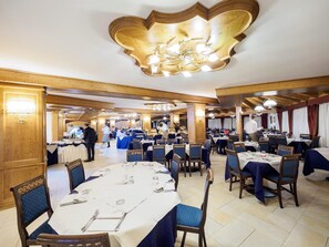 供应早餐、午餐和晚餐，地方菜