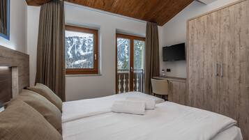 Superior Double Room | Minibar, in-room safe, desk, blackout drapes