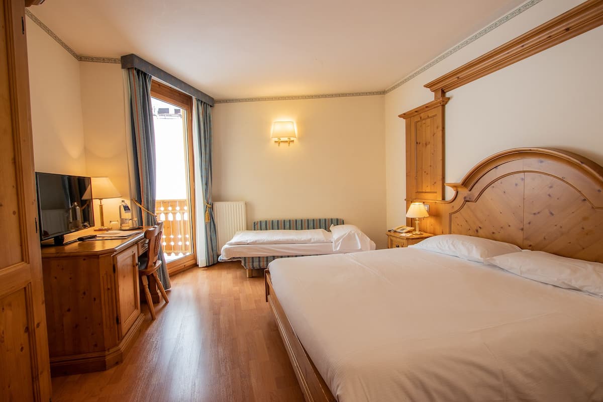 Een minibar, een kluis op de kamer, een bureau, verduisterende gordijnen
