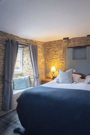 Junior Suite, Pets Allowed (Tetbury) | Blackout drapes, iron/ironing board, free WiFi, bed sheets - The Lamb Inn Great Rissington (Cheltenham)