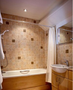 Suite Klasik (Bibury Suite) | Kamar mandi | Perlengkapan kamar mandi ramah lingkungan, pengering rambut,  dan handuk