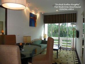 Apartemen Klasik, 2 kamar tidur, pemandangan kota | Makan di kamar