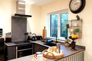Cabana superluxo, suíte (Lew Valley Lodge) | Cozinha compartilhada | Cadeirão de bebê