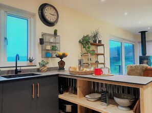 Cabaña de lujo, baño en la habitación (Lew Valley Lodge) | Cocina compartida | Periquera 