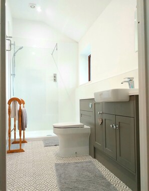 Mökki, kylpyhuone makuuhuoneen yhteydessä, puutarha-alue (The Stable - 1 Bedroom) | Kylpyhuone