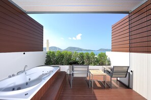 Deluxe Jacuzzi | Balcony view