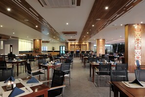 Frukost och lunch serveras, med utsikt mot poolen 