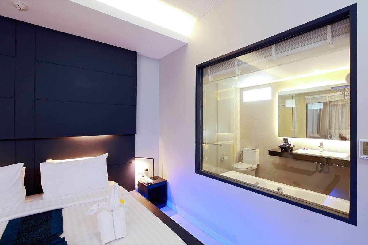 In-room safe, desk, rollaway beds (surcharge), WiFi (free)