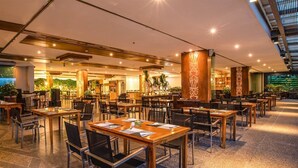 Breakfast, lunch and dinner served - Sea Sun Sand Resort & Spa (Patong)