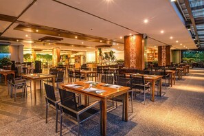 บริการอาหารเช้า อาหารกลางวัน อาหารเย็น, อาหารนานาชาติ, วิวสระว่ายน้ำ 