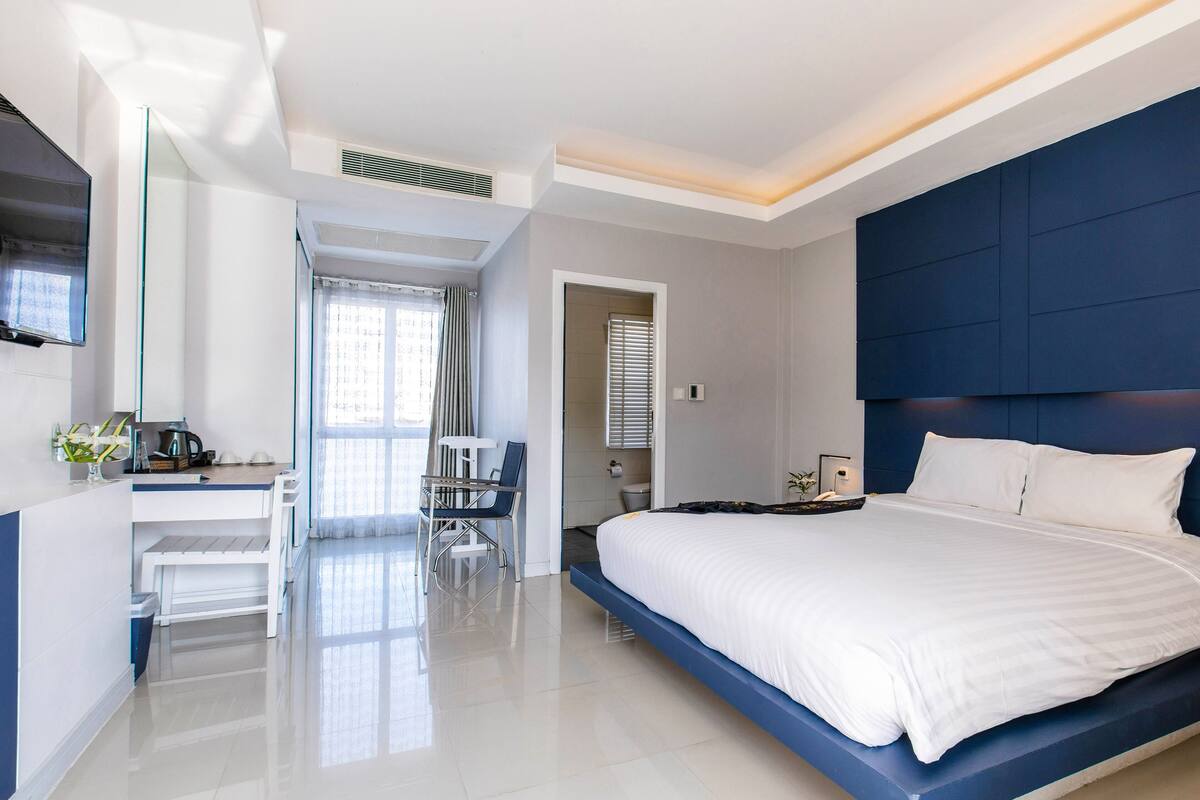 Standard (No Balcony) | In-room safe, desk, rollaway beds (surcharge), WiFi (free)