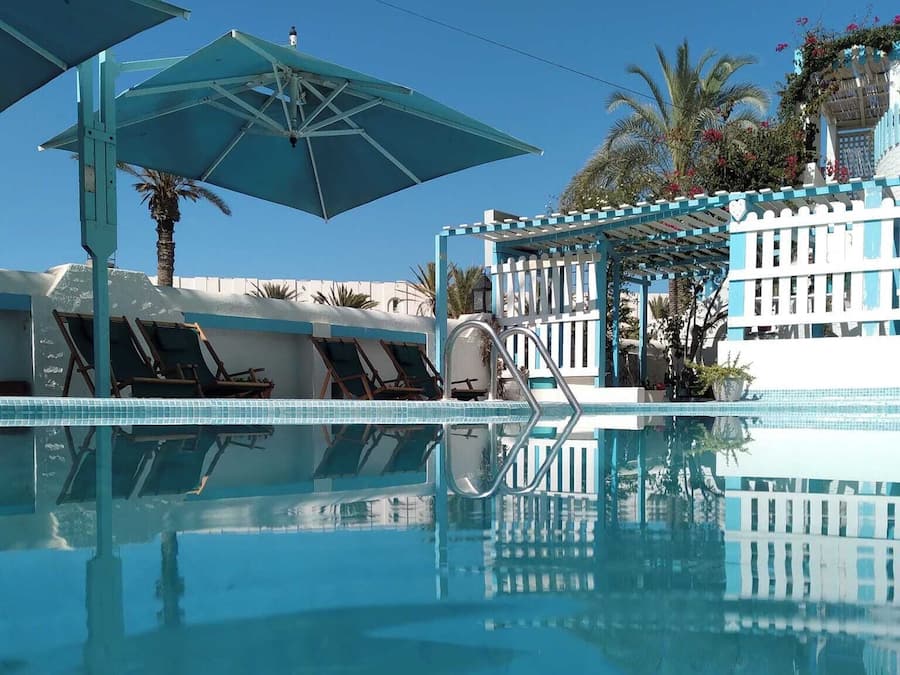 Sesongbasert utendørsbasseng og bassengparasoller