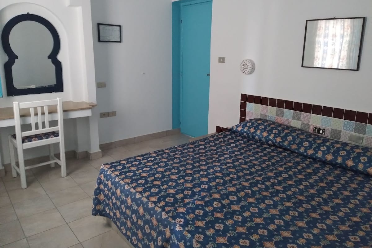 Camera Standard con letto matrimoniale o 2 letti singoli, balcone | Tende oscuranti, ferro/asse da stiro, lenzuola