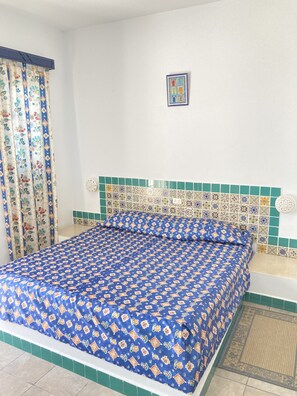 Quarto quádruplo, sacada | Cortinas blackout, ferros/tábuas de passar roupa, roupa de cama