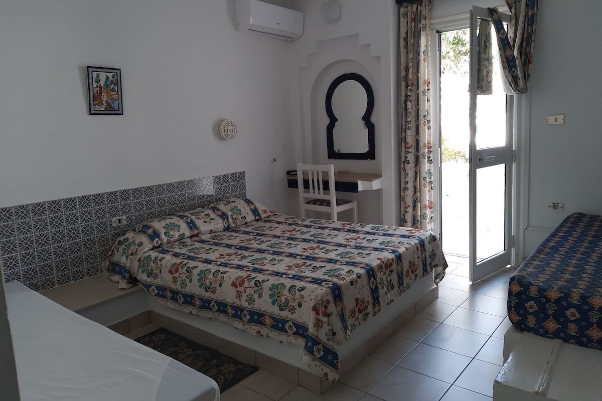 Camera tripla, balcone | Tende oscuranti, ferro/asse da stiro, lenzuola