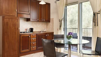 Deluxe Apartment | Private kitchen | Fridge, coffee/tea maker, cookware/dishes/utensils