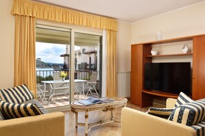 Deluxe Apartment | Living area