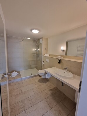 Articles de toilette (gratuits), séchoir à cheveux, serviettes fournies