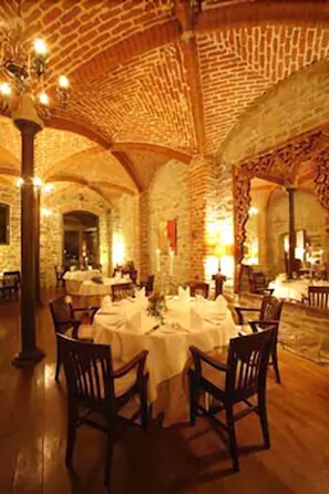 حيث تُقدم وجبات الإفطار، الغداء، العشاء، الأطباق الإقليمية