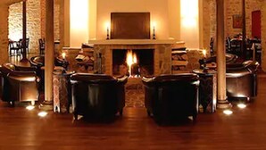 A spacious lobby with a high, arched ceiling and a central fireplace. - Hotel Burg Wanzleben (Wanzleben-Börde)