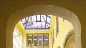 A spacious room with a high ceiling, a skylight, and a cozy seating area with a sofa and chairs. - Hotel Burg Wanzleben (Wanzleben-Börde)
