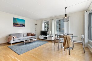 42-inch flat-screen TV with digital channels, TV - BJØRVIKA APARTMENTS, Teaterplassen, Oslo city center (Oslo)