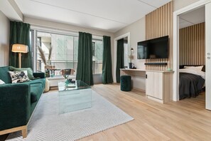 Superior Apartment, 1 bedroom | 거실 공간 | 디지털 채널 시청이 가능한 42인치 평면 TV, TV