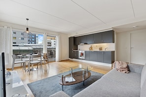 Apartment, 2 Schlafzimmer (large) | Essbereich im Zimmer