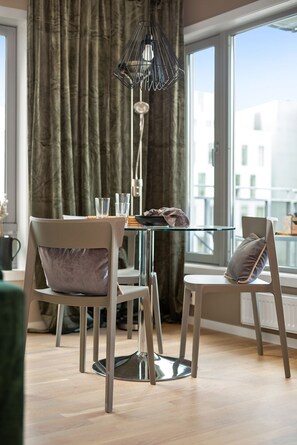Superior Apartment, 2 bedrooms | Vardagsrum | 42-tums platt-tv med digitalkanaler och tv