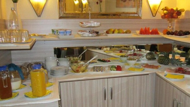 Ein reichhaltiges Buffet mit verschiedenen Speisen und Getränken.