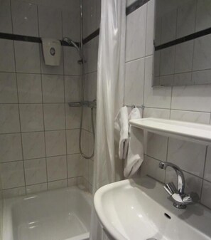 Shower, rainfall showerhead, towels - Hotel Haus Rheinblick (Düsseldorf)
