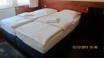 Escritorio, tabla de planchar con plancha, wifi gratis y ropa de cama