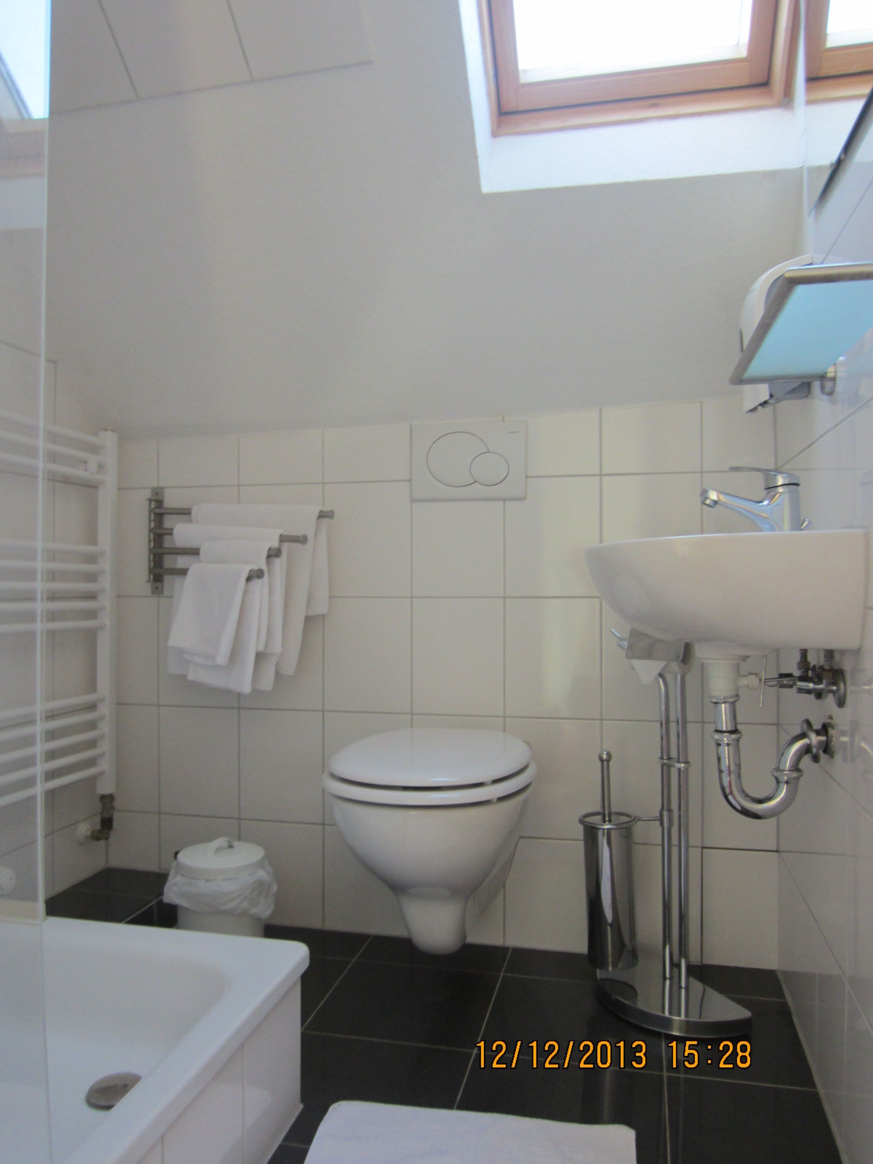 Standaard kamer, 1 twee- of 2 eenpersoonsbedden | Badkamer | Een douche, een regendouche, handdoeken