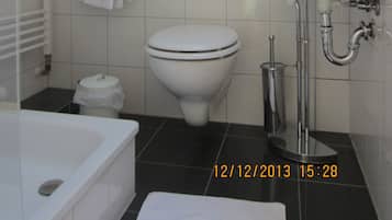 Standaard kamer, 1 twee- of 2 eenpersoonsbedden | Badkamer | Een douche, een regendouche, handdoeken