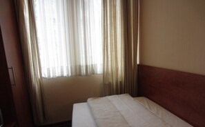 Escritorio, tabla de planchar con plancha, wifi gratis y ropa de cama 