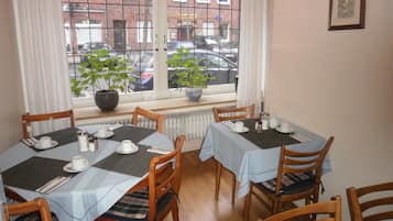 Tägliches Frühstücksbuffet (8 EUR pro Person)