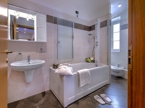 Suite | Bathroom | Rainfall showerhead, free toiletries, hair dryer, bathrobes - Al Posta Hotel 1899 (Baselga di Pine)