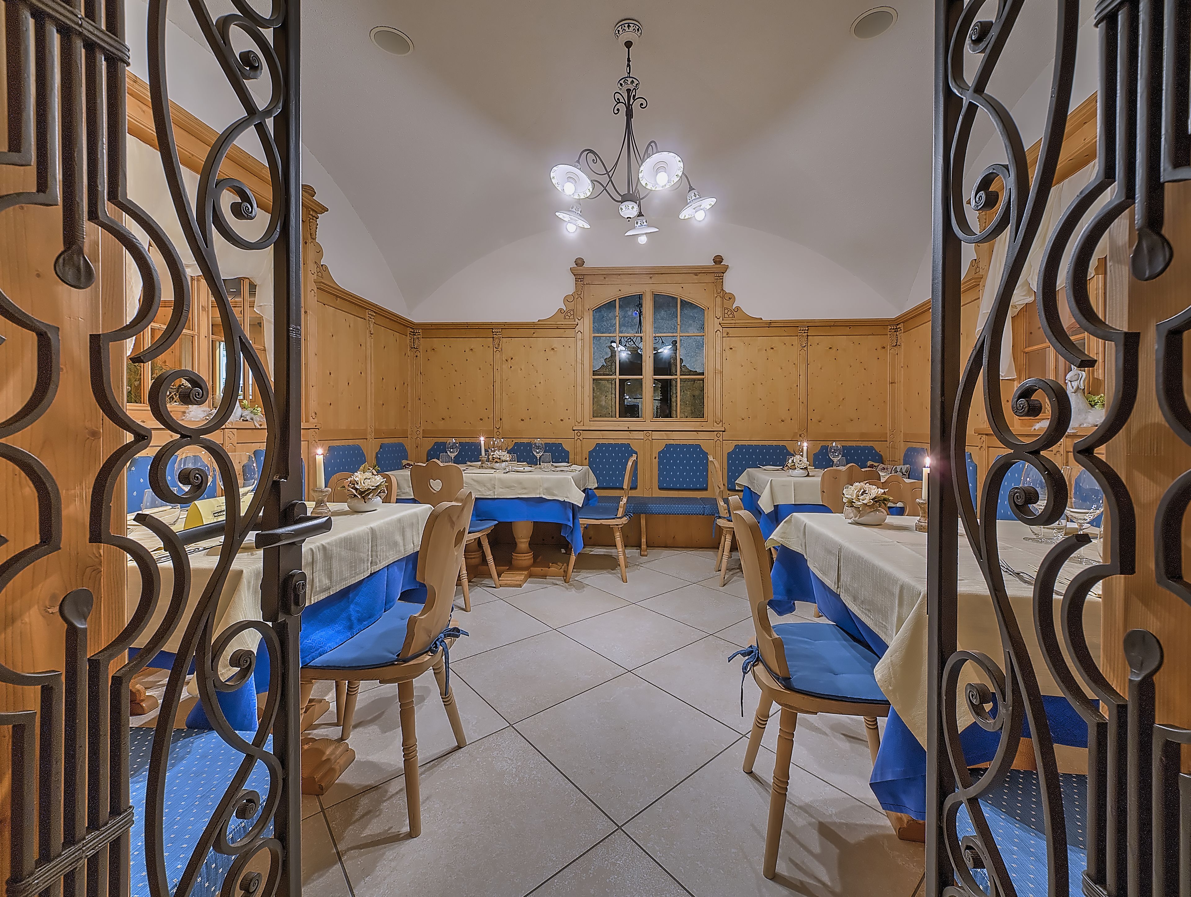 breakfast, lunch and dinner served