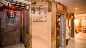 A wooden interior with a sign reading "Seccio dell'Acqua" and a metal rack with hooks. - Al Posta Hotel 1899 (Baselga di Pine)