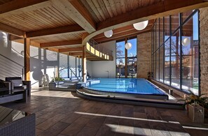 Una piscina cubierta (de 14:00 a 20:00), tumbonas