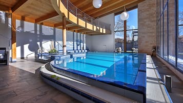 Innenpool, geöffnet von 14:00 Uhr bis 20:00 Uhr, Liegestühle