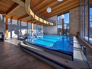 Una piscina cubierta (de 14:00 a 20:00), tumbonas