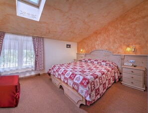 Hochwertige Bettwaren, Daunenbettdecken, Zimmersafe, Schreibtisch