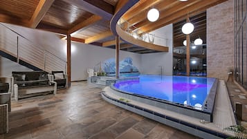 Innenpool, geöffnet von 14:00 Uhr bis 20:00 Uhr, Liegestühle