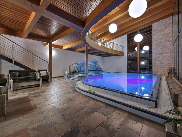 Piscine couverte, accès possible de 14 h 00 à 20 h 00, chaises longues