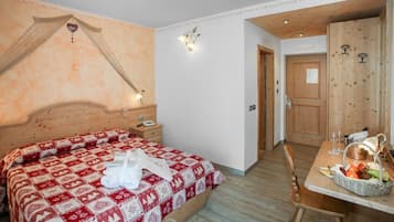 Ein Schlafzimmer mit einem Bett, einem Nachttisch und einem kleinen Tisch mit Früchten und Gläsern.
