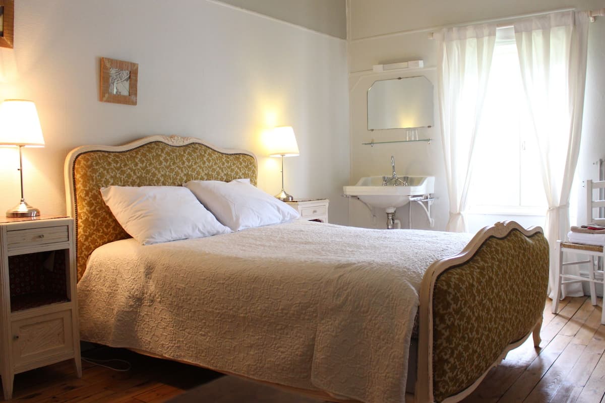 Select Comfort beds, individually decorated, individually furnished