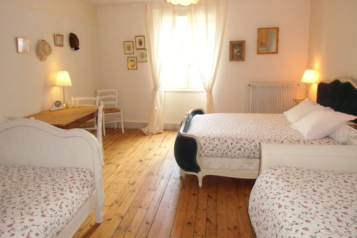 Habitación cuádruple, baño compartido | Camas Select Comfort, escritorio y wifi gratis 